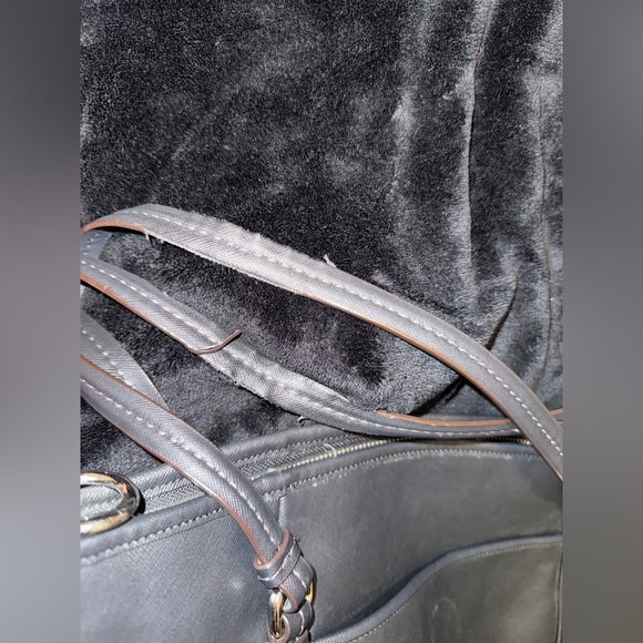 Coach Black Leather Shoulder Bag with Timeless Design - Picture 7 of 16